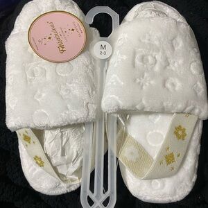 FAO Schwarz White and Gold Kids Slippers